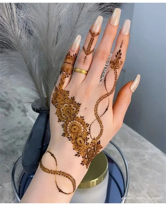 Diamond Tendril Flow Blending Into Back Finger Mehndi Design